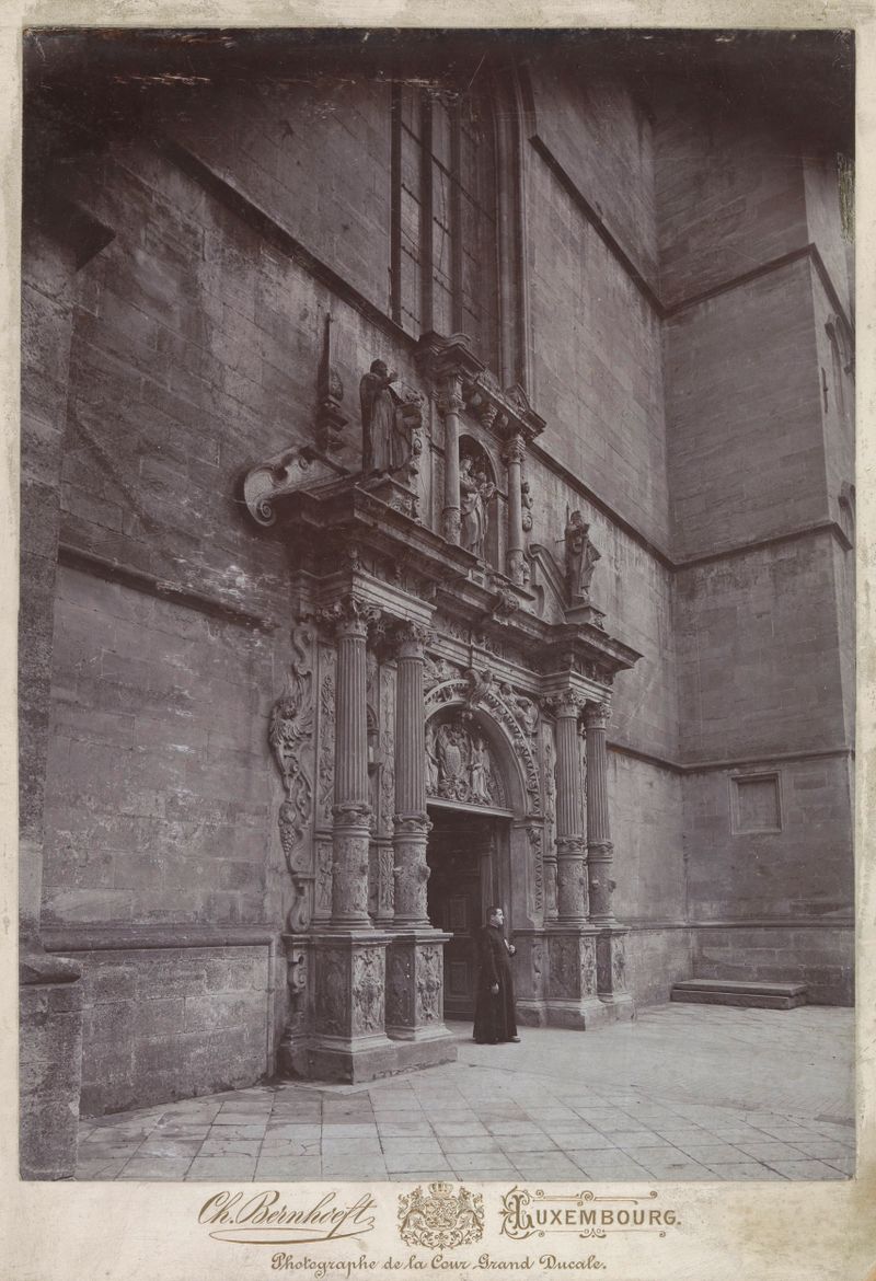 Portal gótico con intrincados tallados, obra en papel de Charles Bernhoeft