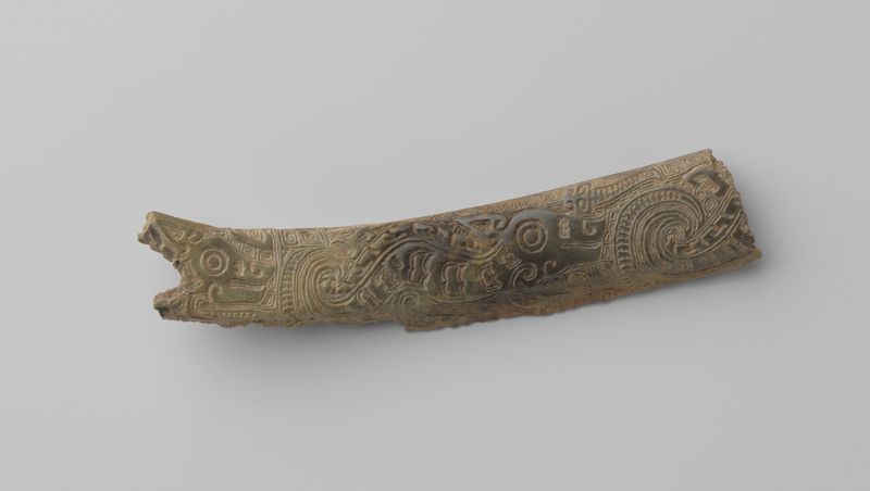 Fragment van een ritueel object, meio de osso, Unknown Artist com esculturas intrincadas.