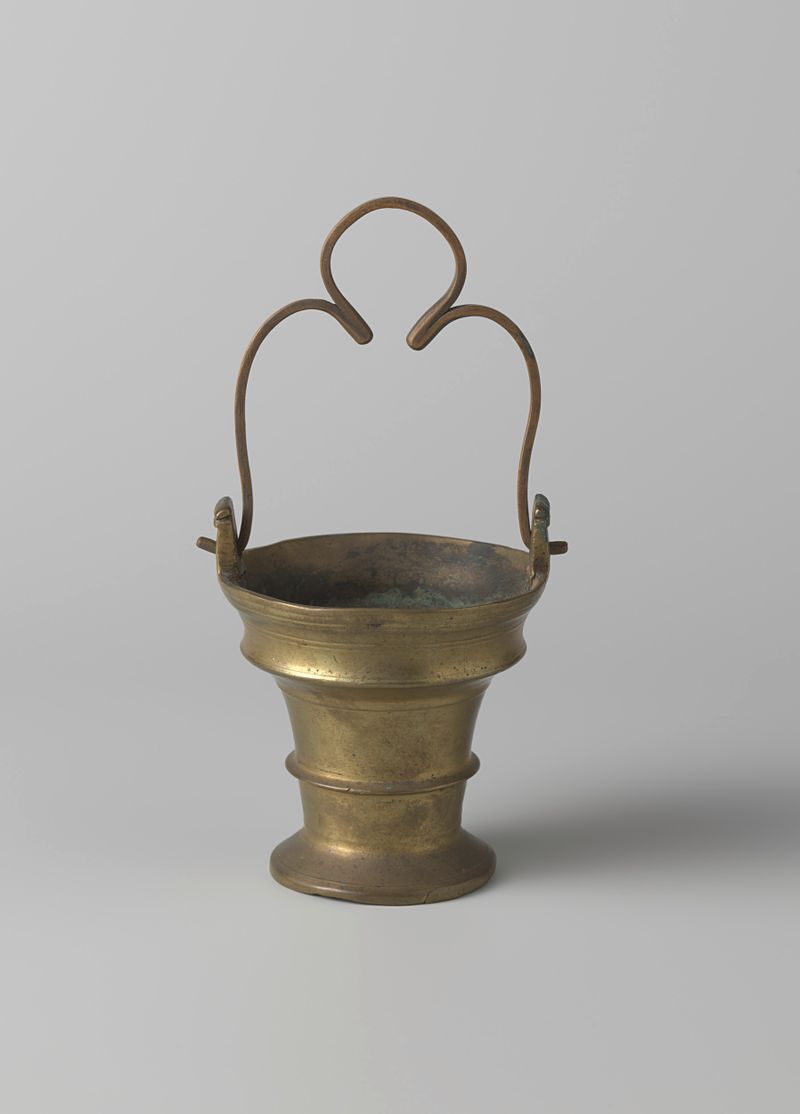 Jarra de cerámica de artista desconocido, que muestra intrincada artesanía y forma redondeada.
