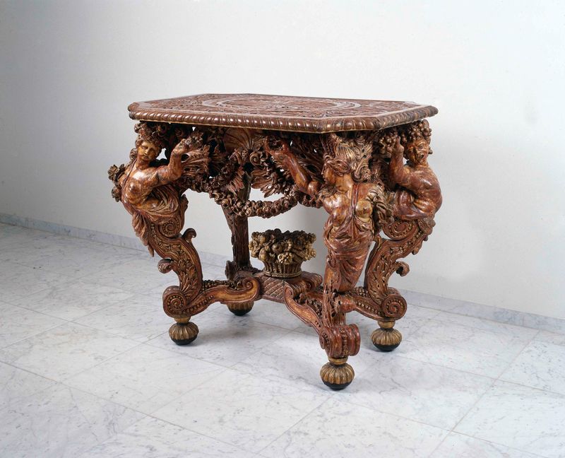 Mesa console de madeira de um artista desconhecido, apresentando as quatro estações em seu design.
