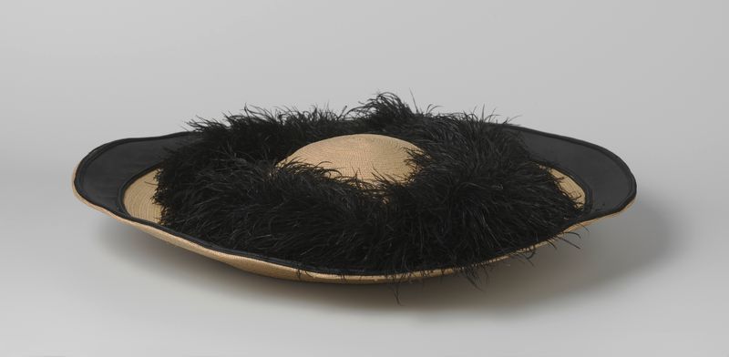 Obra figurativa com um chapéu de palha e penas pretas de Unknown Artist
