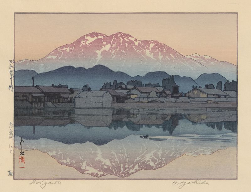 Itoigawa Morning, xilografía de Yoshida Hiroshi, que representa un paisaje tranquilo al amanecer con niebla y montañas.