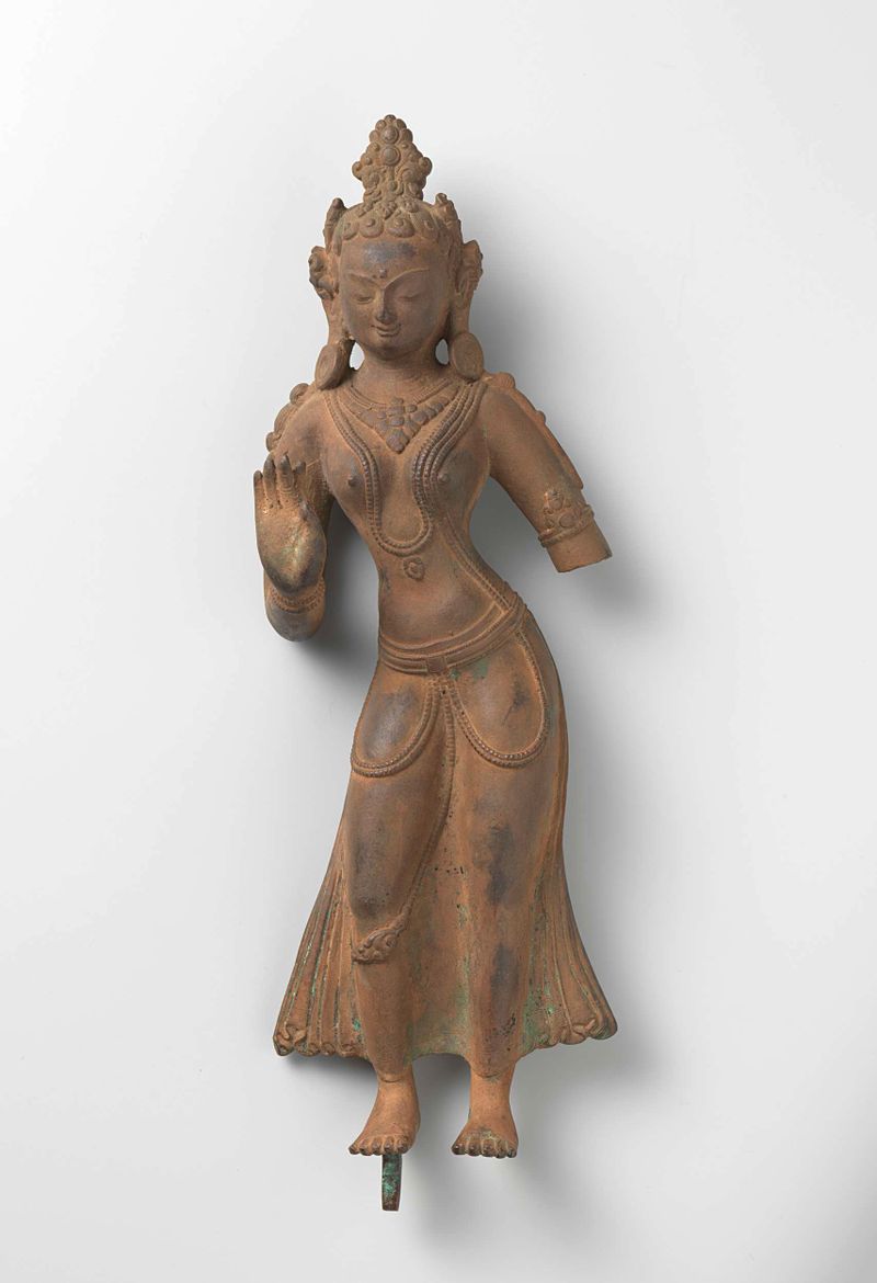 Escultura em bronze de Tara por Unknown Artist, adornada com ricas roupas em tons de joia.