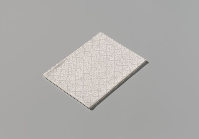 Wit linnen pellen servet, lino de un artista desconocido, con pliegues intrincados sobre una mesa.