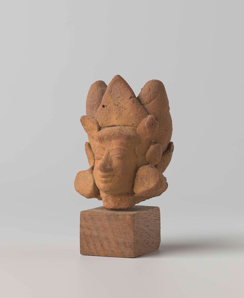 Escultura de terracota de una cabeza de Unknown Artist, mostrando características intrincadas y expresión.