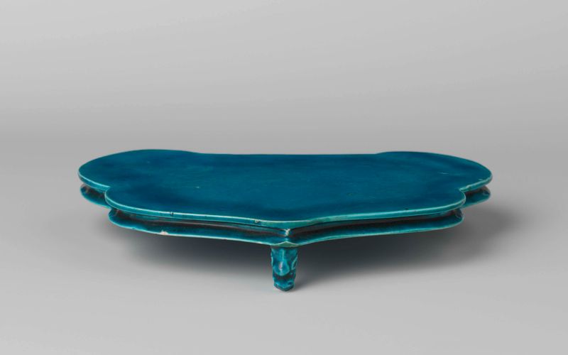 Mesa de madera en forma de hoja de artista desconocido, con curvas elegantes y rica veta de madera.