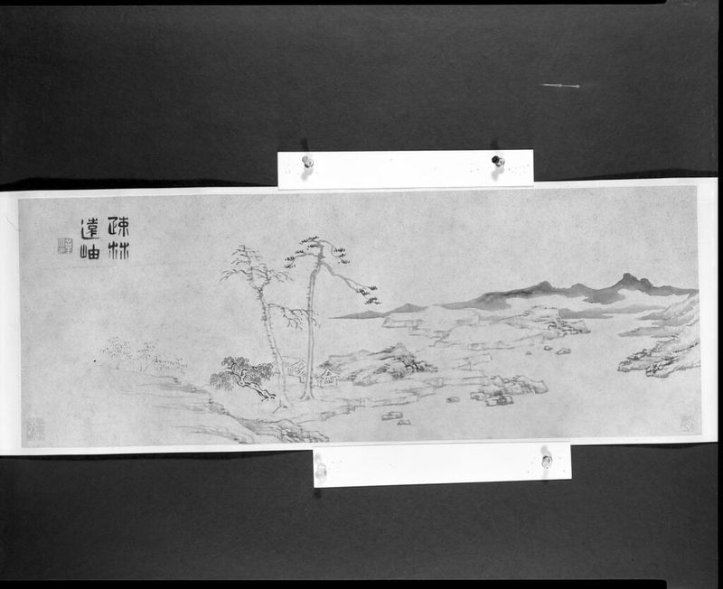 Paisaje con pinos altos y picos distantes, tinta sobre papel de Du Jin