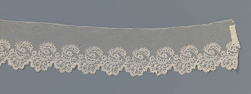 Obra de renda de Unknown Artist com uma forma oval cercada por folhas dobradas.