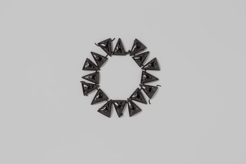 Brazalete con enlaces triangulares de bakelita negra, grabado de artista desconocido