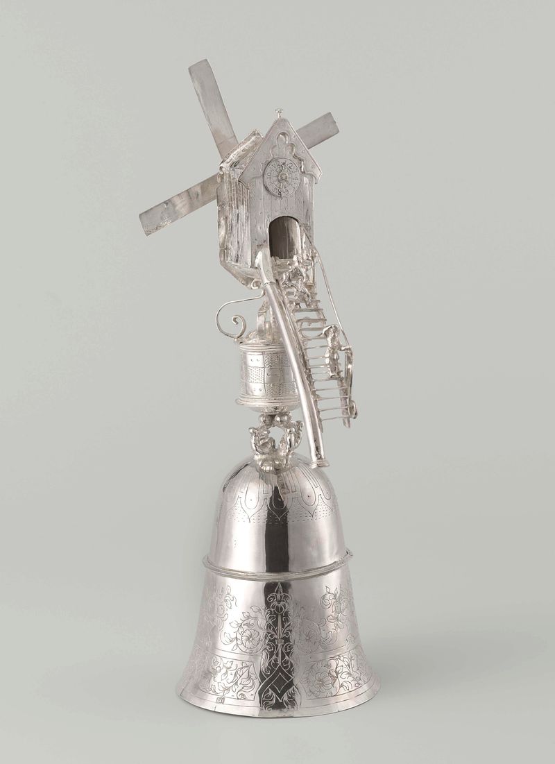 Taça moinho de vento feita de metal por um artista desconhecido