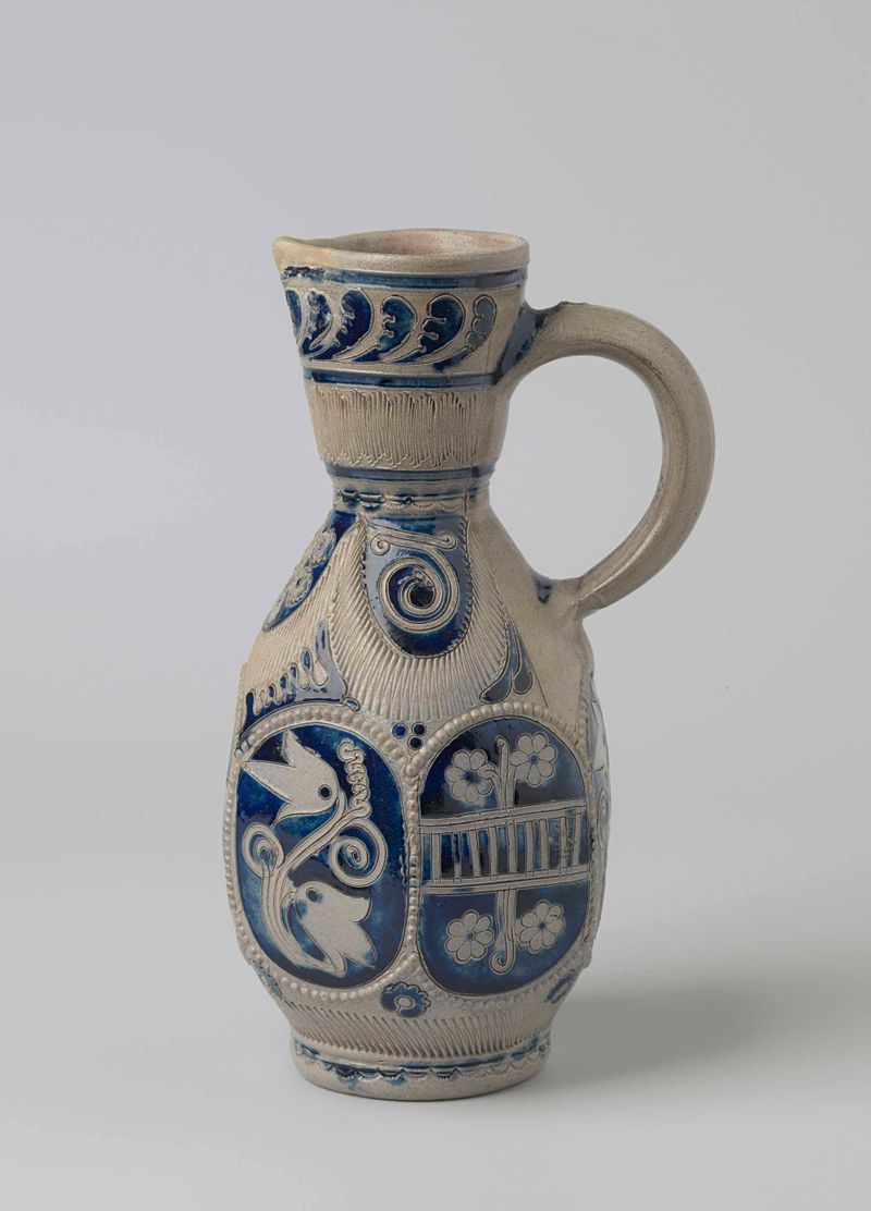 Jarra de cerámica con scrolls florales de artista desconocido