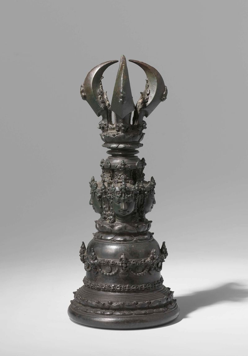 Campana de mano de bronce con diseños intrincados de artista desconocido