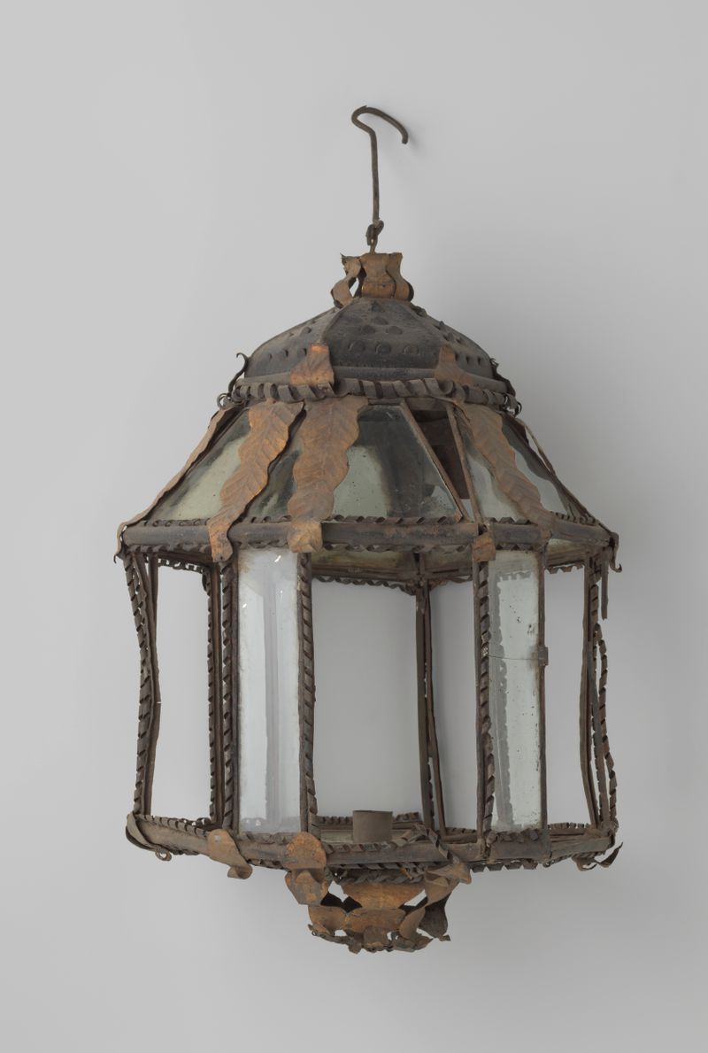Lámpara de arte decorativo barroco de anoniem, con detalles ornamentales y tonos cálidos.