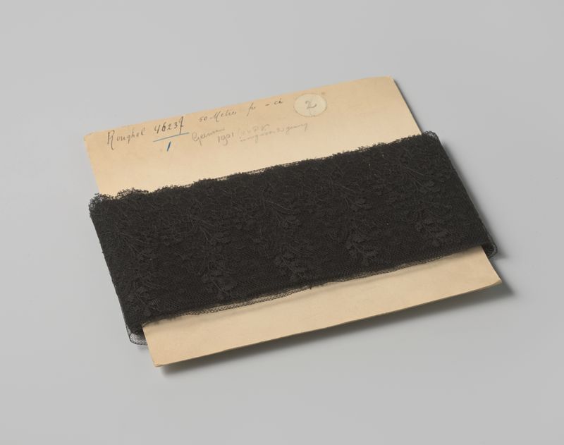 Diseño de encaje negro con motivos florales en cartón de Gustav Schnitzler, tinta sobre papel.