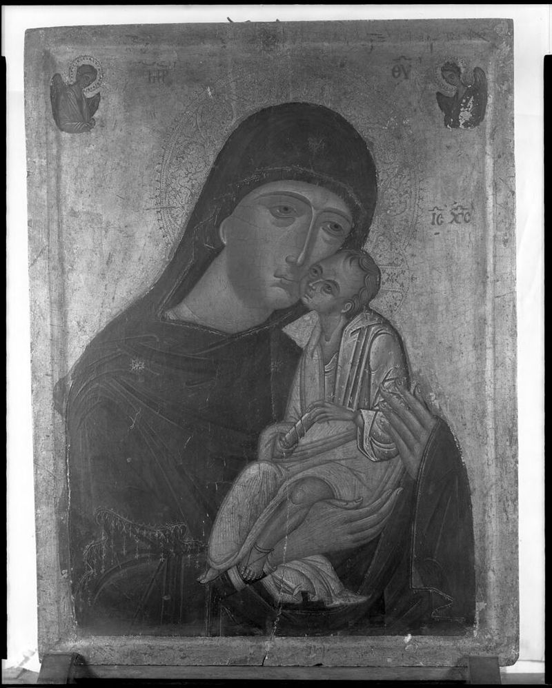 Tempera sobre panel de un artista no identificado que representa a Madonna y Niño en un abrazo tierno.