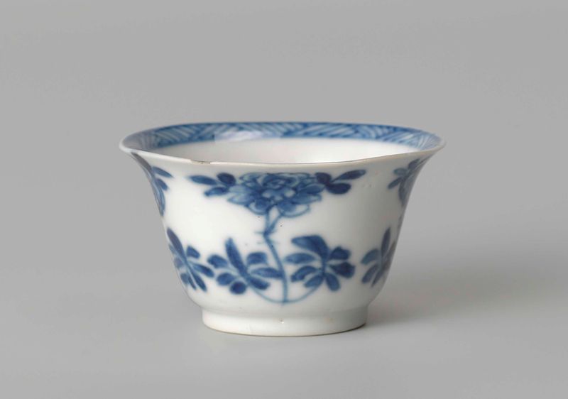 Xícara de porcelana em forma de sino com flores de artista desconhecido