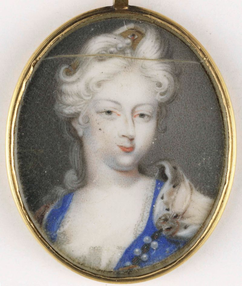 Retrato de uma mulher com cabelo escuro em marfim, artista desconhecido