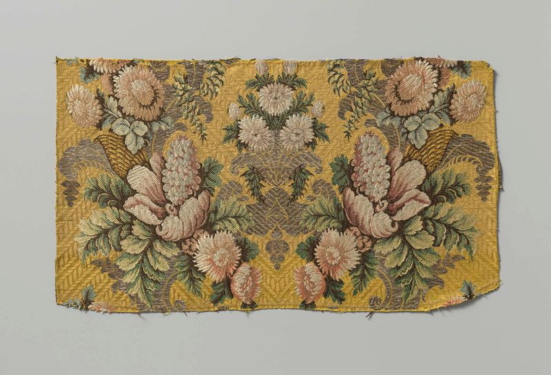 Fragmento gebrocheerde gele zijde con patrón floral colorido de un artista desconocido