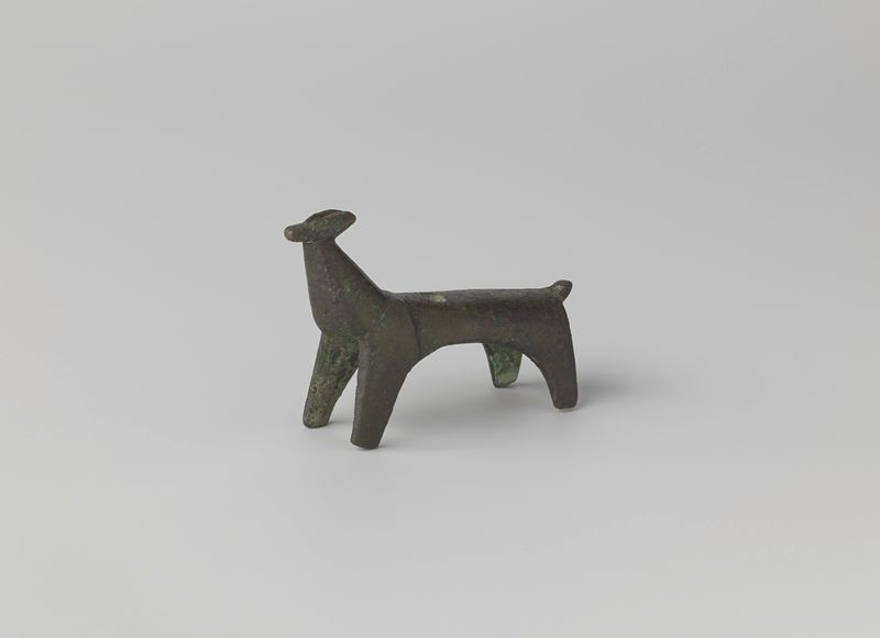 Escultura de una forma animal, posiblemente un candelabro, de artista desconocido