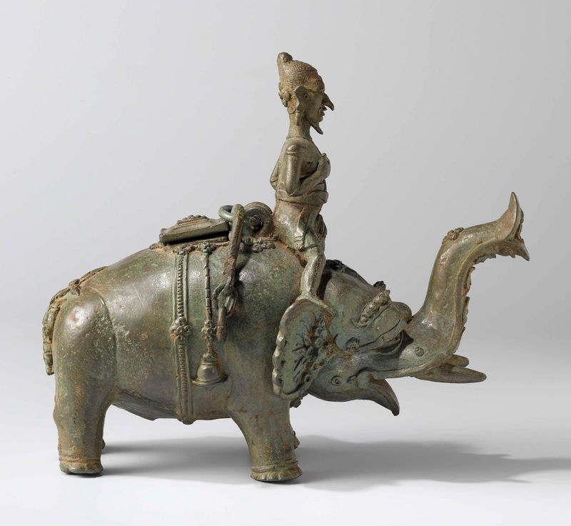 Recipiente de bronce que representa a un hombre sentado sobre un elefante, artista desconocido
