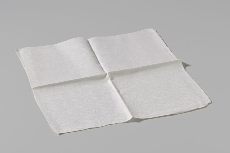 Fragmento de guardanapo ou toalha com padrão de cruz, tecido de linho