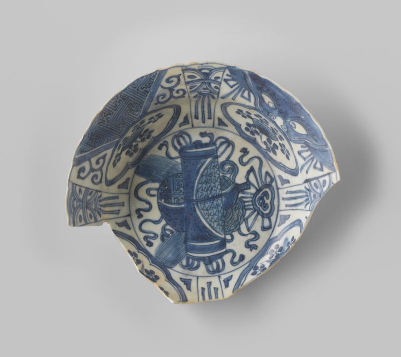 Plato decorativo de hueso por Unknown Artist