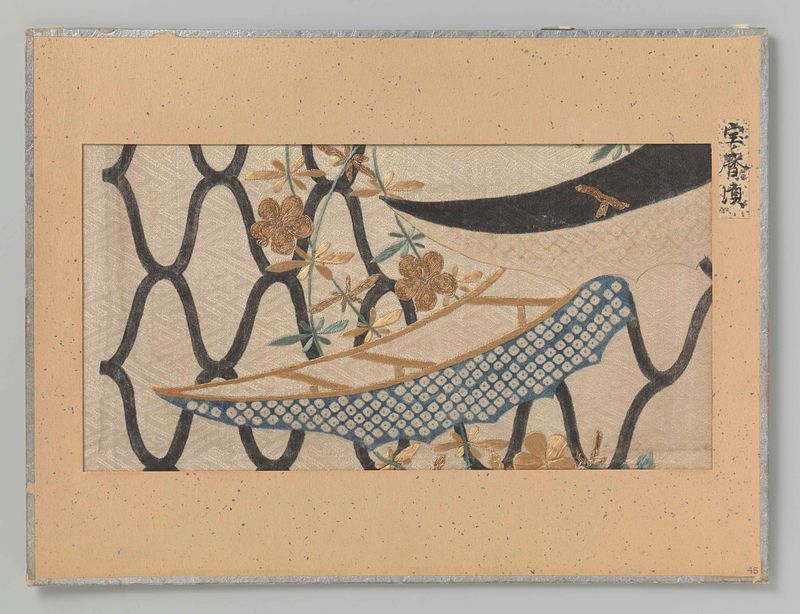 Fragment textiel, tecido de seda de Unknown Artist com costuras intrincadas e cores suaves.