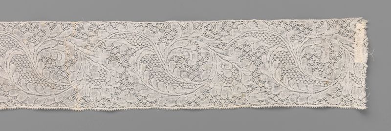 Trabajo de encaje con un cartucho en forma de S y una flor en forma de pera de Unknown Artist