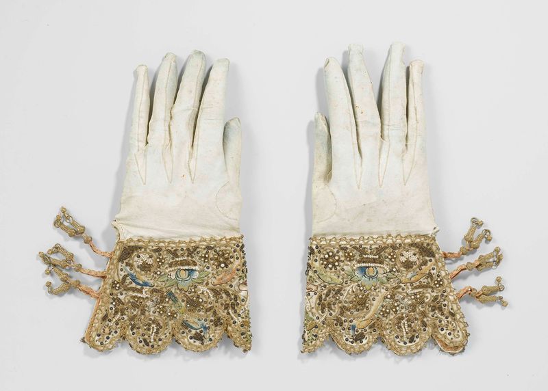 Luva de couro encerado branco com bordado dourado, artista desconhecido
