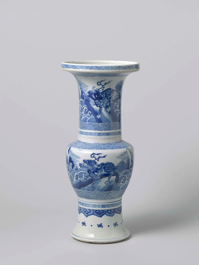 Jarrón balustre con diseño de qilin, porcelana, artista desconocido