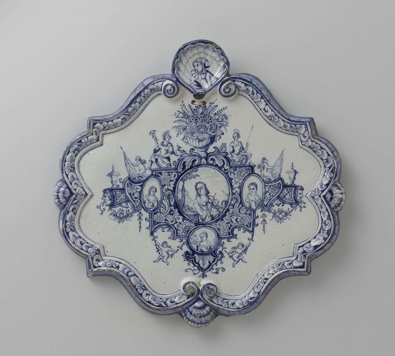 Placa de cerâmica de De Blompot com texturas intrincadas e tons terrosos.