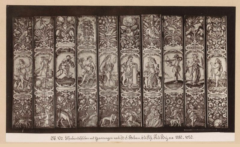 Grabado de una mesa de marfil con intrincados tallados de un artista desconocido