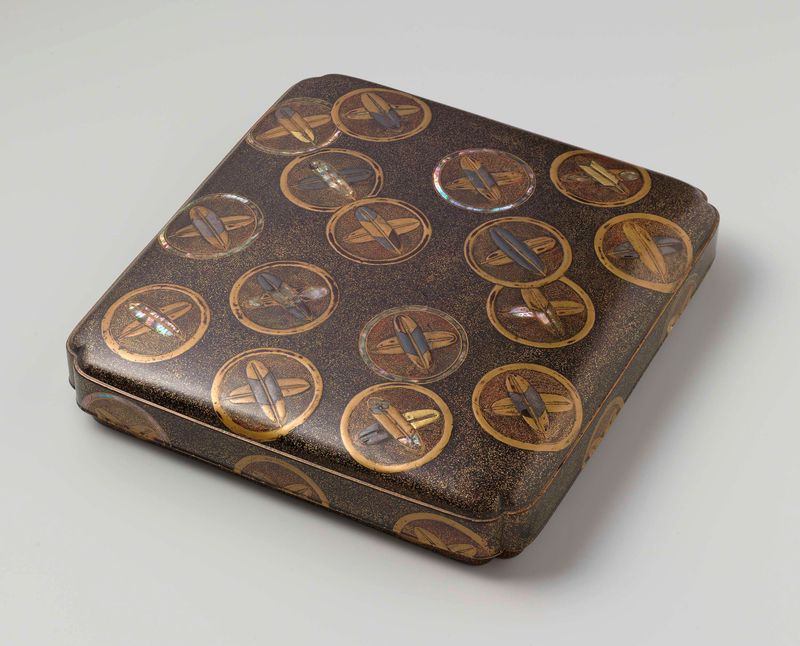 Caja de escritura con emblemas de clan, madera, artista desconocido