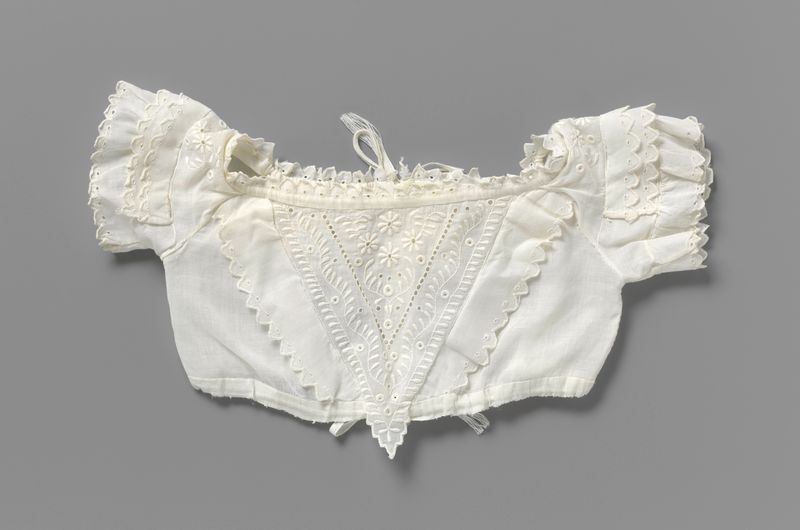 Vestido de bebê vitoriano feito de fina batiste com bordados intrincados de Unknown Artist