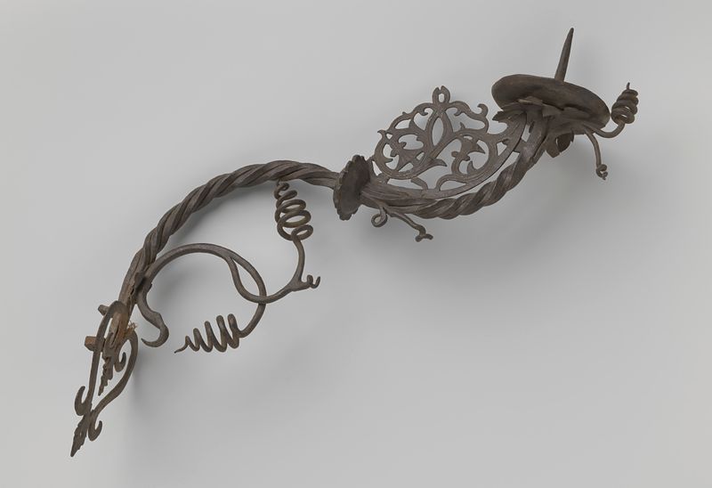 Forged iron light fixture with S-shaped curves by anoniem