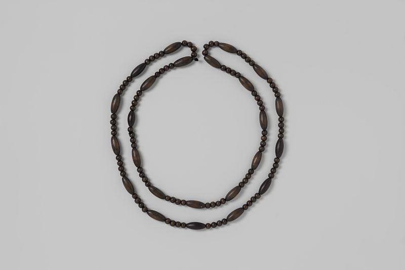 Ketting van zwarte houten kralen de madeira por artista desconhecido