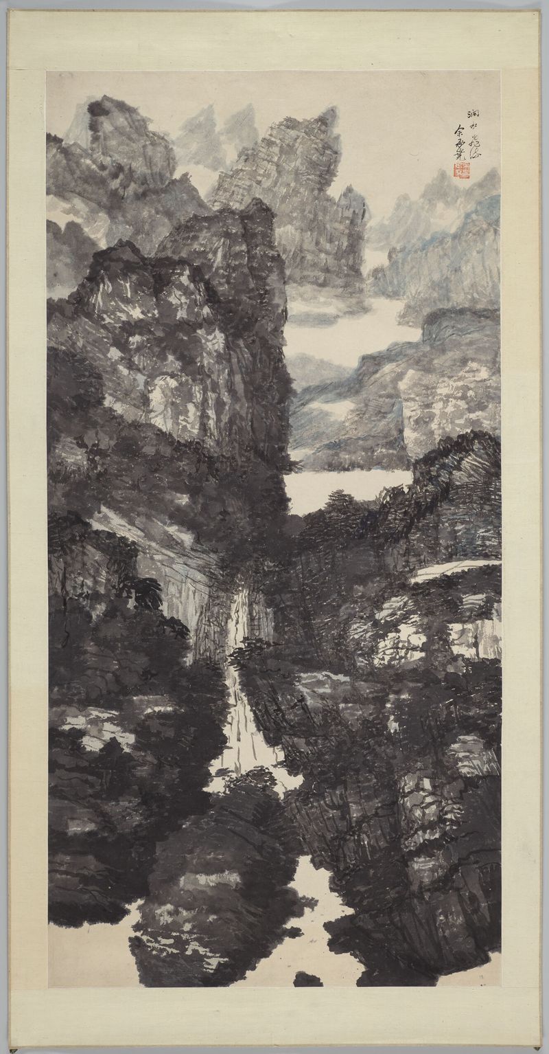 Flying Waterfall de Yu Cheng-yao, medio papel que representa un paisaje sereno.
