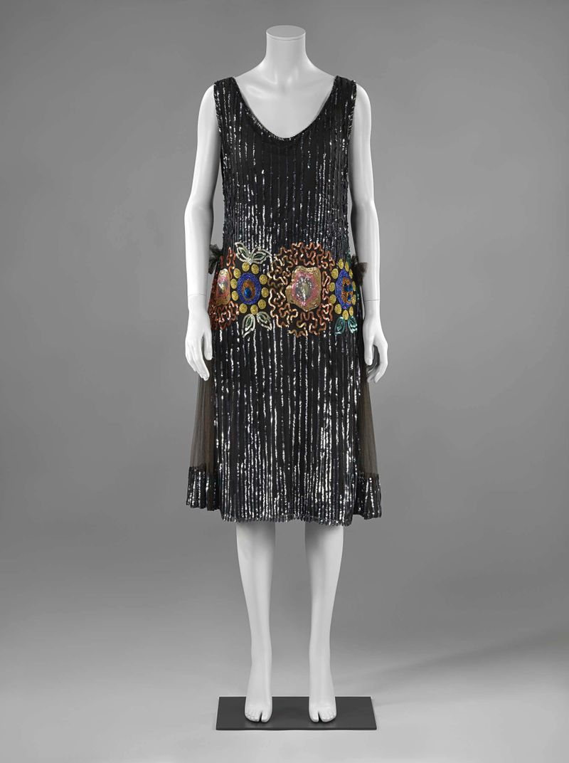 Obra figurativa que muestra un vestido de noche fluido, medio plástico, de artista desconocido
