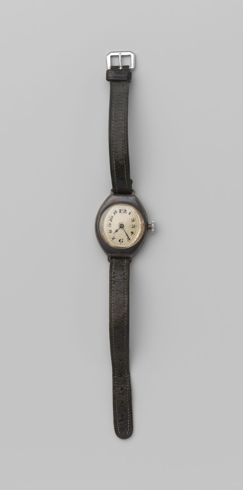 Reloj de plata de un artista desconocido, c. 1925, que muestra un detallado intrincado y artesanía.