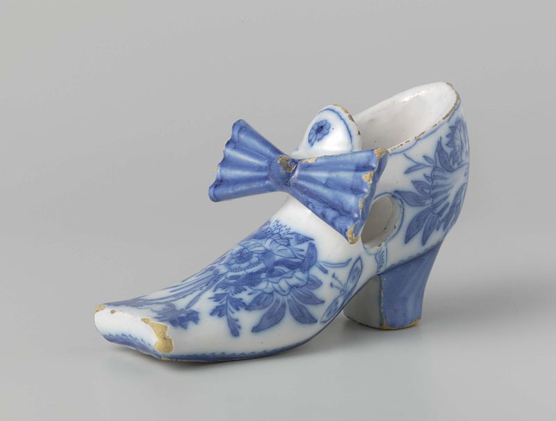 Zapato de cerámica con un gran lazo, artista desconocido, c. 1660-1675