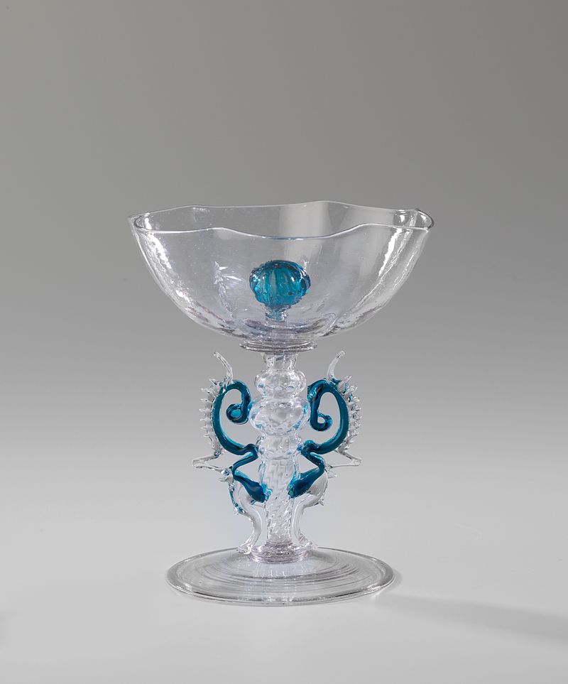 Vleugelglas met zeslobbige kelk, vidrio de Unknown Artist, con una copa de seis lóbulos y reflejos intrincados.