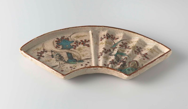 Plato de porcelana en forma de abanico con flores y pájaros de artista desconocido