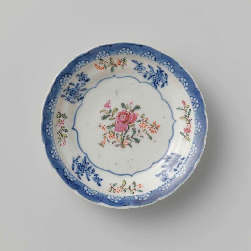 Pires de porcelana com painel ondulado e motivos florais de Unknown Artist