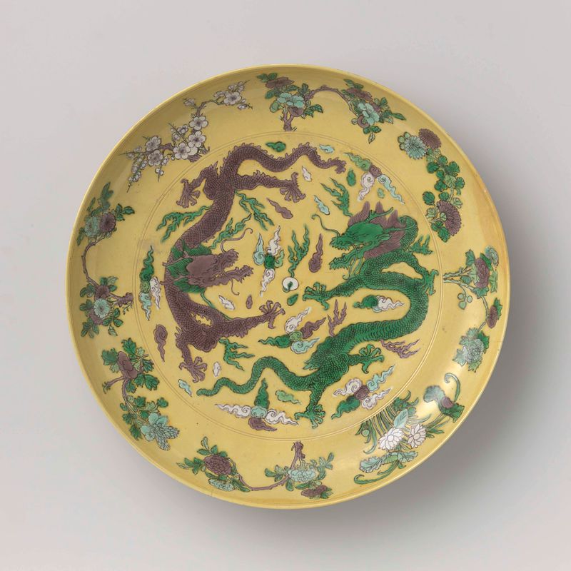 Soper con dragones intrincados y perlas de Unknown Artist