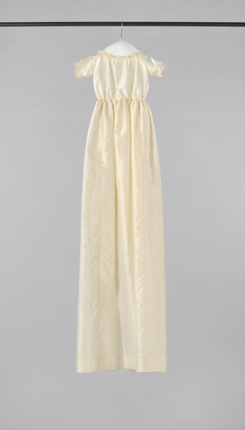 Vestido de renda feito de seda ecru por Unknown Artist