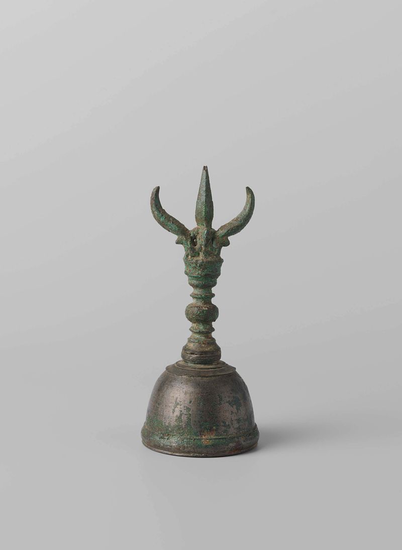 Campainha de bronze com gravações intrincadas de um artista desconhecido