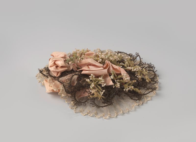 Sombrero decorativo victoriano con red de seda rosa y flores artificiales de Unknown Artist