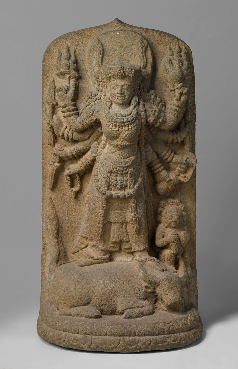 Durga matando o demônio búfalo, escultura em pedra de artista desconhecido