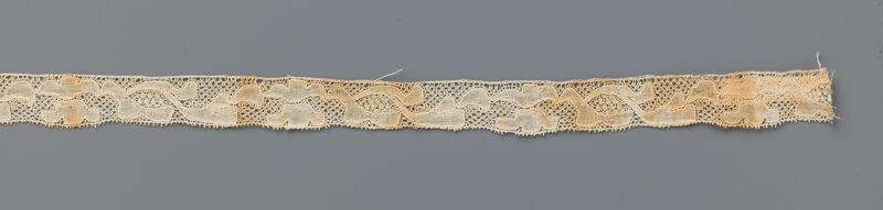 Peça de renda com uma flor de três folhas de Unknown Artist