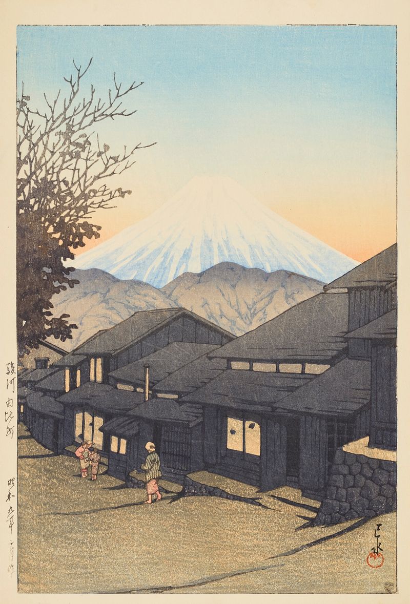 Paisagem Ukiyo-e de Kawase Hasui, retratando um rio e colinas em suaves tons de azul